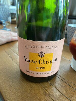 N-*PJENUŠAC CHAMPAGNE VEUVE CLICQUOT ROSE 0.75L ZOI BRUT