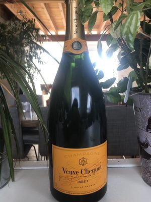 N-*PJENUŠAC CHAMPAGNE VEUVE CLICQUOT 1.50L ZOI BRUT 03050