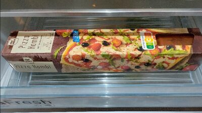 Tijesto za pizzu s umakom od rajči.