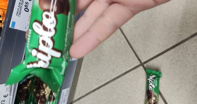ČOKOLADA MLEČNA PUNJENA KREMOM OD LEŠNIKA CELIM LEŠNIKOM I VAFEL PROIZVODOM TRIPLO 50GR SERENATA